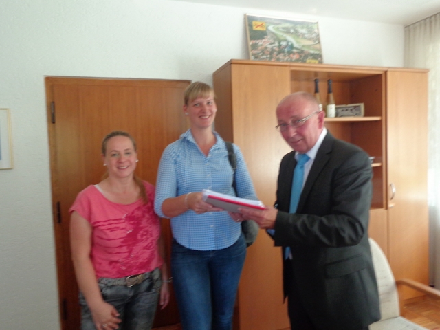 Übergabe der Unterschriftenliste an den Hiller Bürgermeister Michael Schweiß