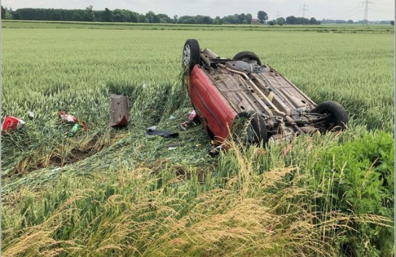 Auto überschlägt sich nach Unfall