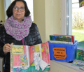 Helga Wittenfeld hat zwei Kästen mit plattdeutscher Kinderliteratur und Fachbüchern für Pädagog*innen in der Gemeindebücherei in Hartum gefüllt.