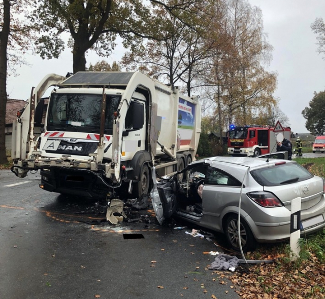 M&uuml;llwagen kollidiert mit PKW