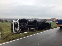 Sattelzug kippt auf die Seite