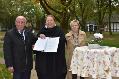 NRW-Ministerin Ursula Heinen-Esser (Mitte) überreichte im Beisein von Brigitte Bremer von der Bezirksregierung den Förderbescheid für die Natur-Erlebnis-Räume an Bürgermeister Michael Schweiß. 