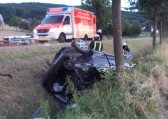 Junge Frau überschlägt sich mit Auto