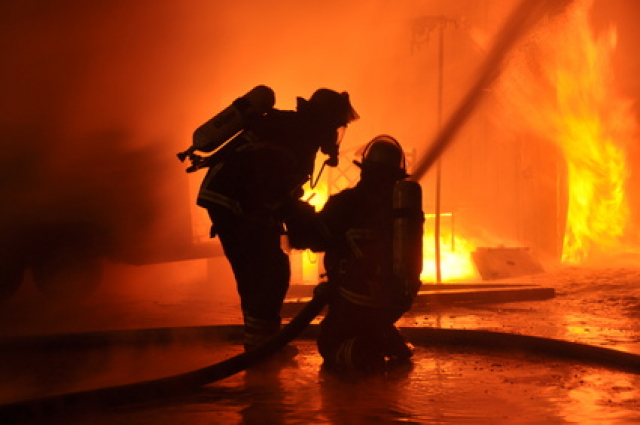 Gartenlaube geht in Flammen auf