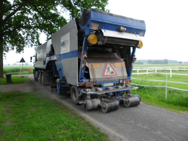Split auf zw&ouml;lf Gemeindestra&szlig;en aufgebracht