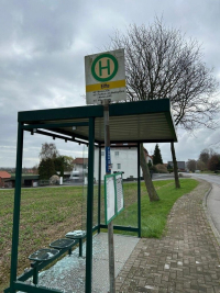 Scheiben an Buswartehäuschen eingeschlagen