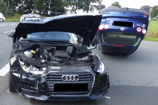 Zwei Verletzte nach spektakul&auml;rem Unfall