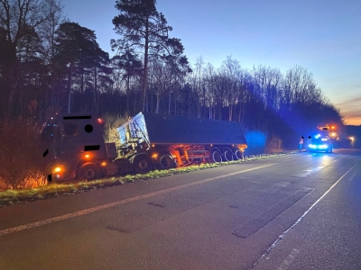 LKW landet im Graben