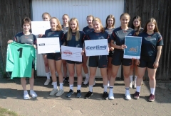 Neue Trikots für Handball-Mädchen der Verbundschule
