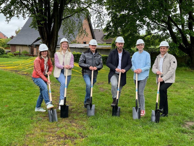 Von links nach rechts: Schulleiterin Kristiane K&ouml;rte, Leitung OGS Nele Beutelmann, Niklas Steffenhagen (Bauleitung Fa. August Niemann), BM Andreas Wa&szlig;mann, Sozialausschussvorsitzender S&ouml;nke Westerholt und Wladimir Utas (Architekturstudio pm)