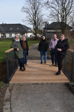 Bei frühlingshaftem Wetter überquerten (vl nr) Ute Hildebrandt, Wolfgang Hanke, Lina Kathe, Marcus Becker, Marie Lange die neu errichtete Brücke