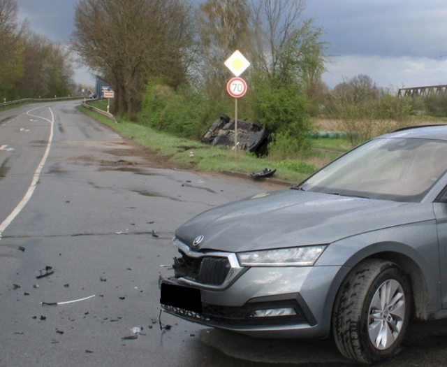 BMW &uuml;berschl&auml;gt sich nach Kollision